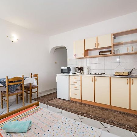Nice Apartment Silvia Novalja Kültér fotó