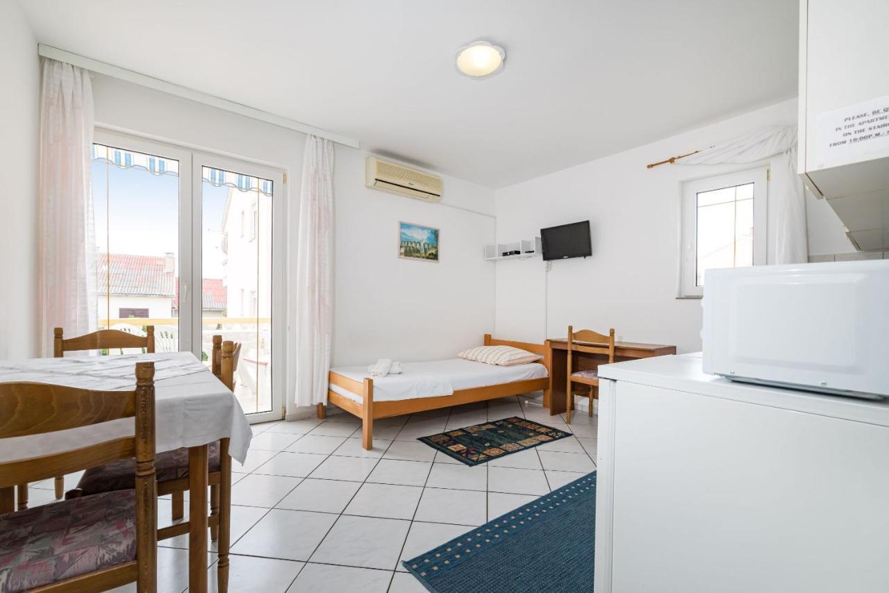 Nice Apartment Silvia Novalja Kültér fotó
